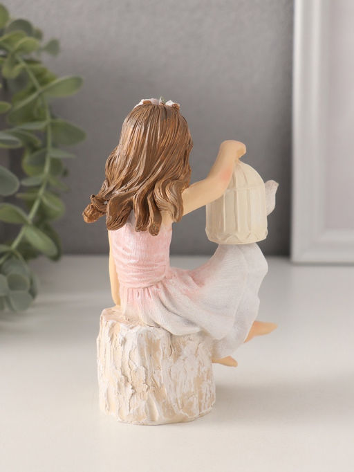 Фигурка полистоун «Девочка с клеткой и птицей, на камне», 9×6.5×12.5 см
