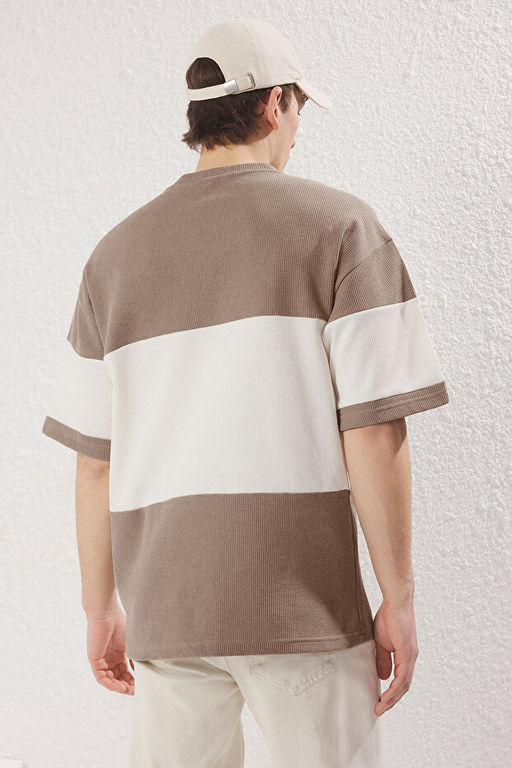 Ta_ Oversize/Geni_ Kesim Renk Bloklu Dokulu T-Shirt TMNSS25TS00065 - Trendyolmilla фото 2