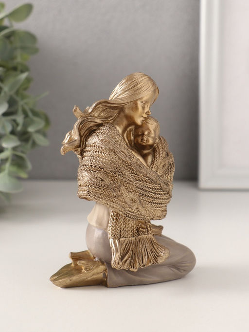 Фигурка полистоун «Мама с малышом, укутанные в шарф», 8.5×6.5×12 см