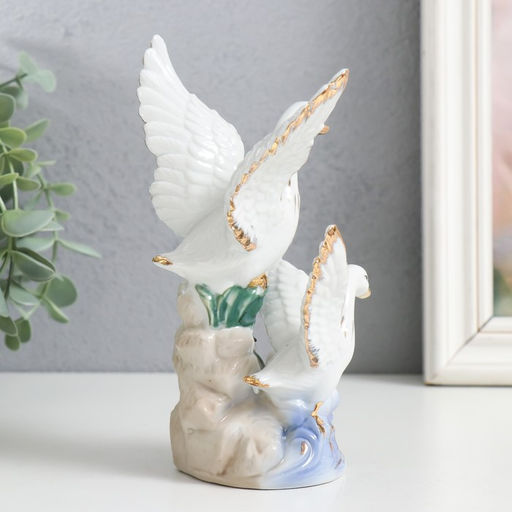 Фигурка керамика «Семейство лебедей, с цветком», 17 см