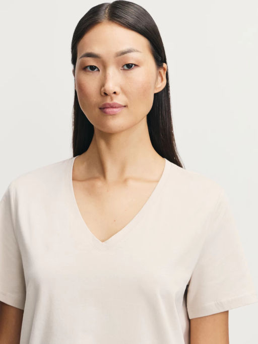 Базовая футболка с V-образным вырезом из хлопка / Zarina  фото 6