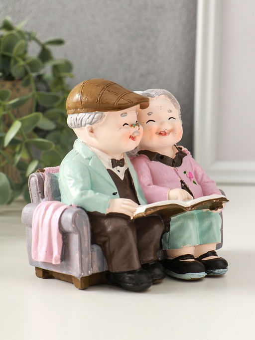 Фигурка полистоун «Дедуля с бабулей на диване читают книгу», 12×5×11 см