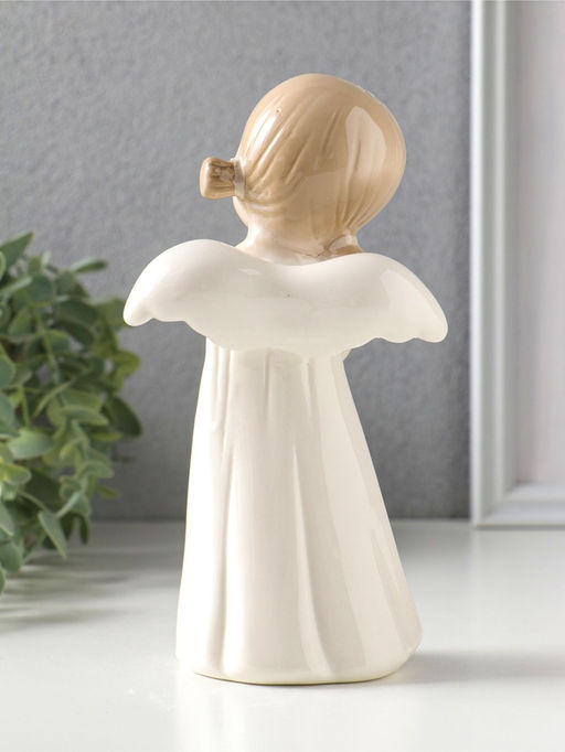 Сувенир керамика "Девочка-ангел с хвостиками, с бабочкой на руке" 9,6х6,8х18,3 см
