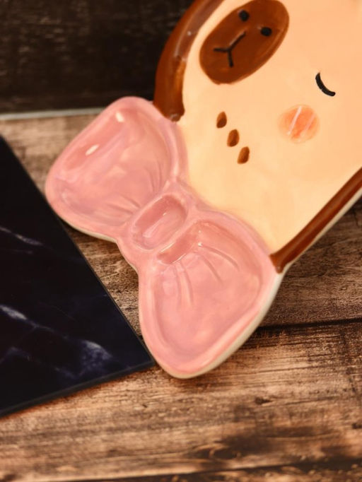 Тарелка керамическая iLikeGift Capybara bow tie, 18,4х20,5х2,4 см