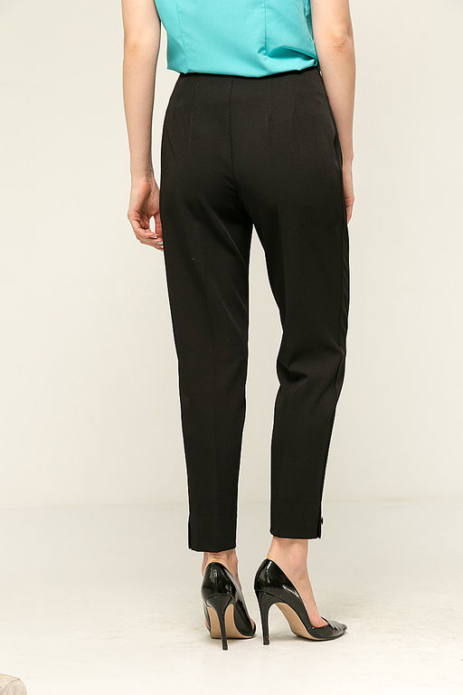 Брюки со шлицами по бокам