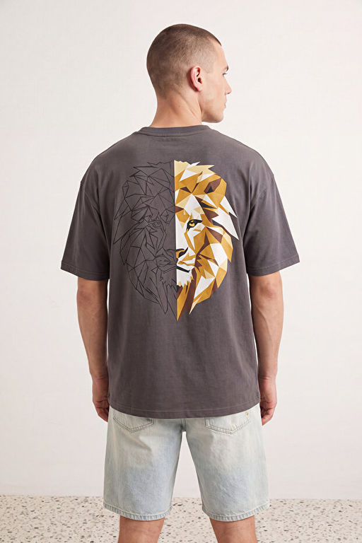 Antrasit Oversize/Geni_ Kesim S_rt Aslan Bask_l_ %100 Pamuk T-Shirt TMNSS25TS00117