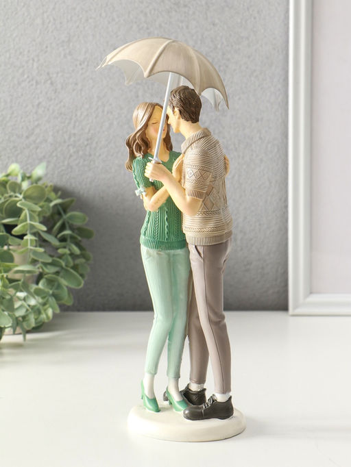 Сувенир полистоун "Влюблённые в вязанных джемперах, под зонтом" 8,5х9,5х25,5 см