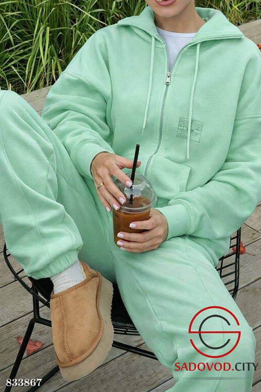 Спортивный женский костюм