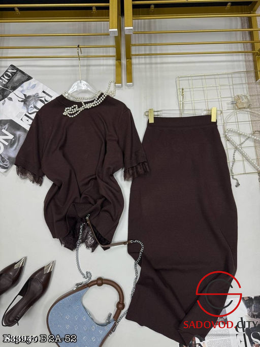 Костюм с юбкой и кофтой с кружевами