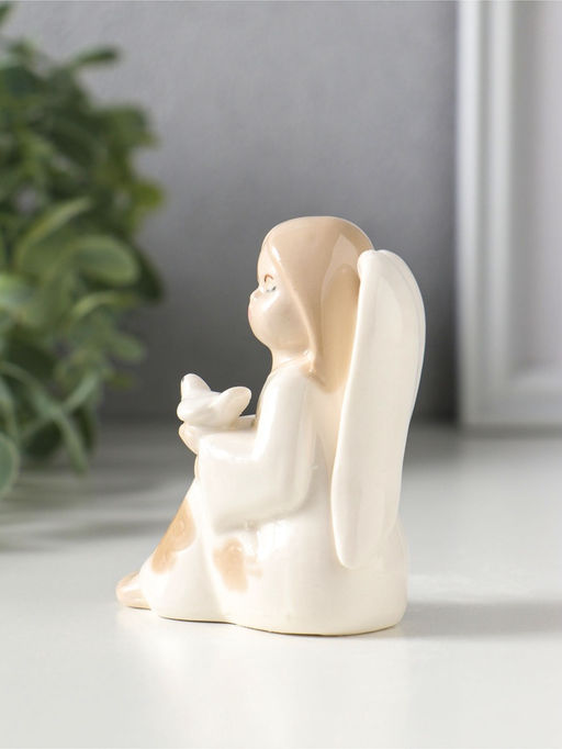 Сувенир керамика "Девочка-ангел в платье с бабочками, с голубем на руке" 7х5,4х7,8 см