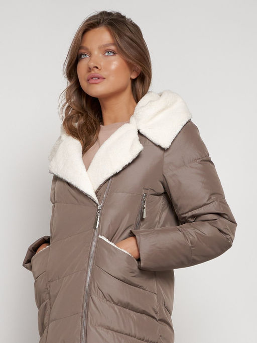 Пальто утепленное с капюшоном зимнее женское коричневого цвета 132255K - Visdeer фото 7