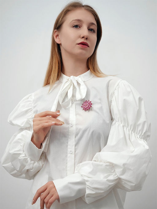 Брошь Цветок хризантема, цвет малиновый в серебре