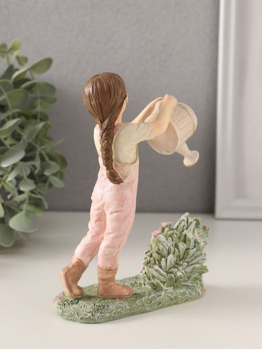 Фигурка полистоун «Малышка в комбинезоне, поливает из лейки цветы», 11.5×5×15 см