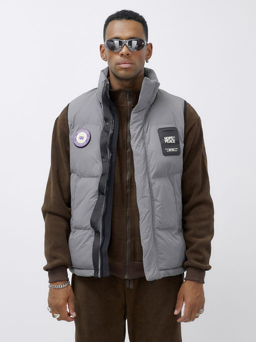 Жилет мужской утепленный спортивный серого цвета 15325Sr