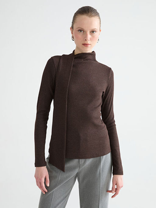 ?al Detayl? Dik Yaka Kad?n Body