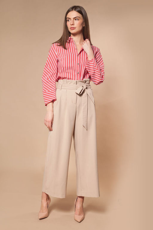 Блузка из эластичного хлопка с дизайнерским кроем рукава.