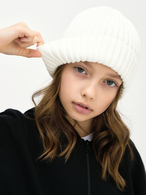 Молочная вязаная шапка
