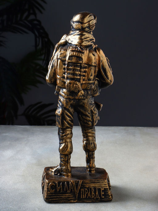 Фигура «Солдат СВО с ребёнком на руках», 34×13×10 см