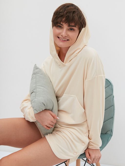 Костюм из велюра с худи и шортами