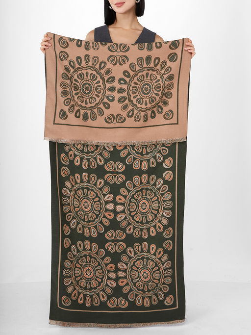 В составе ШЕРСТЬ и КАШЕМИР Большой, мягкий, теплый однотонный двусторонний палантин.