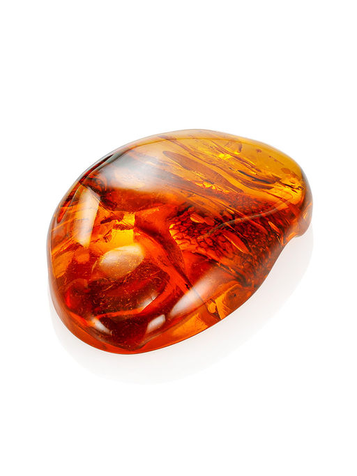 Глянцевый кусочек коньячного янтаря с красивой текстурой