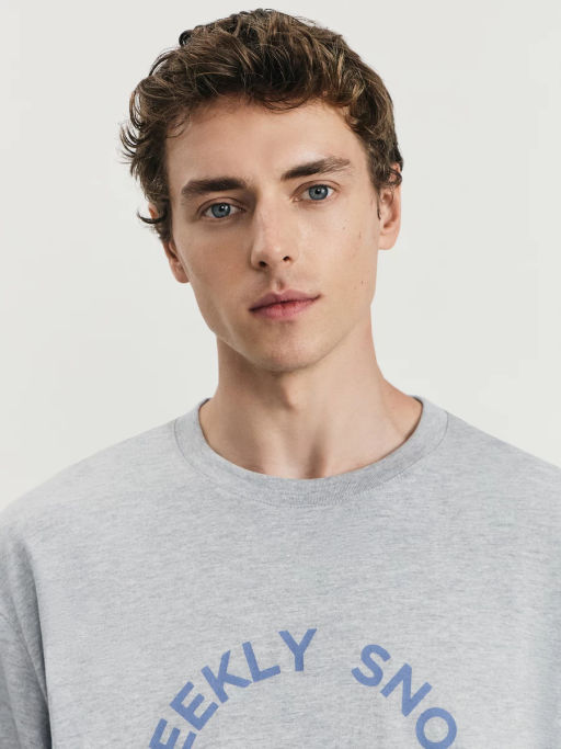 Футболка relax fit с принтом на груди / Zarina