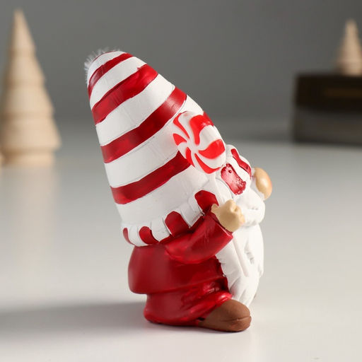 Фигурка полистоун «Дед Мороз в белом колпаке в красную полоску, с леденцом», 9×6.5×10 см