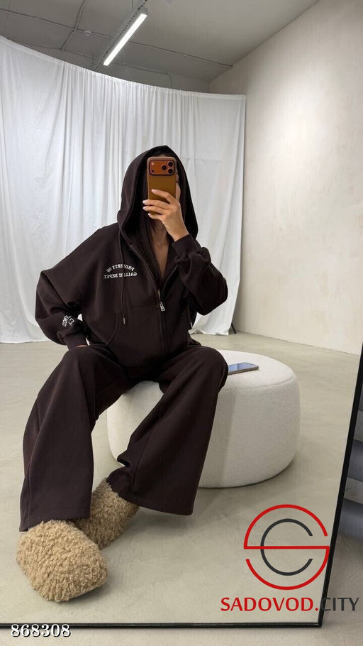 Спортивный женский костюм