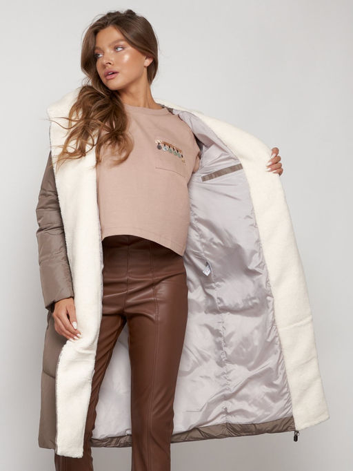 Пальто утепленное с капюшоном зимнее женское коричневого цвета 132255K - Visdeer фото 32