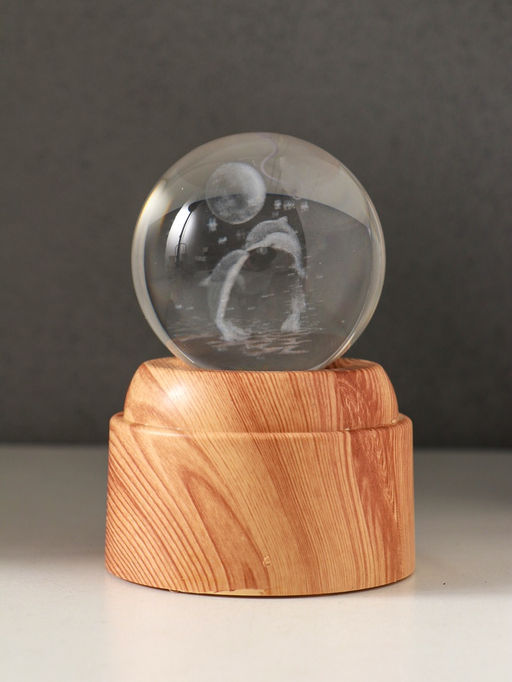 Световая фигурка стекло Шар. Голограмма: Дельфины под луной, 6?LED, d=6 см, крутится, USB, 7?7?10 см