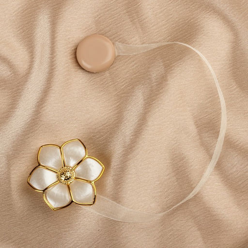 Цена за 5 шт. Подхват для штор Цветок, d = 5,5 см, цвет молочный/золотой - Арт узор фото 2