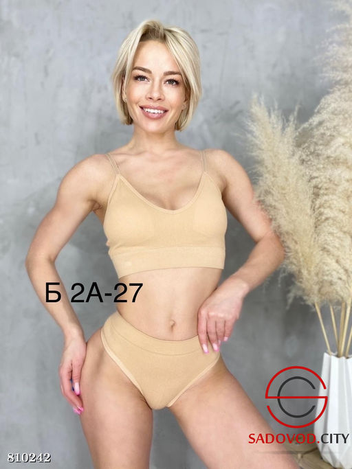 Комплект белья с женским топом и трусами