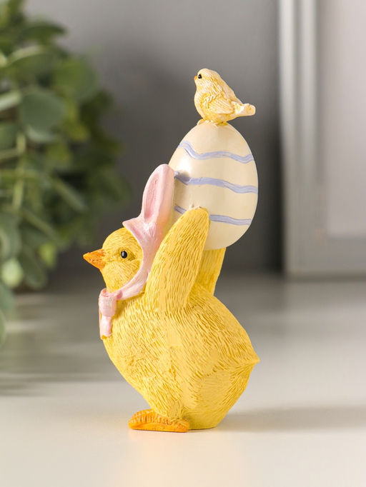 Фигурка полистоун Цыплёнок в розовой шапке с заячьими ушками несёт яичко, 10.5 см