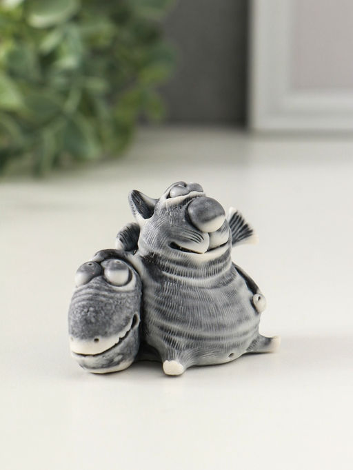 Сувенир "Кот с большой рыбиной" 4,8 см