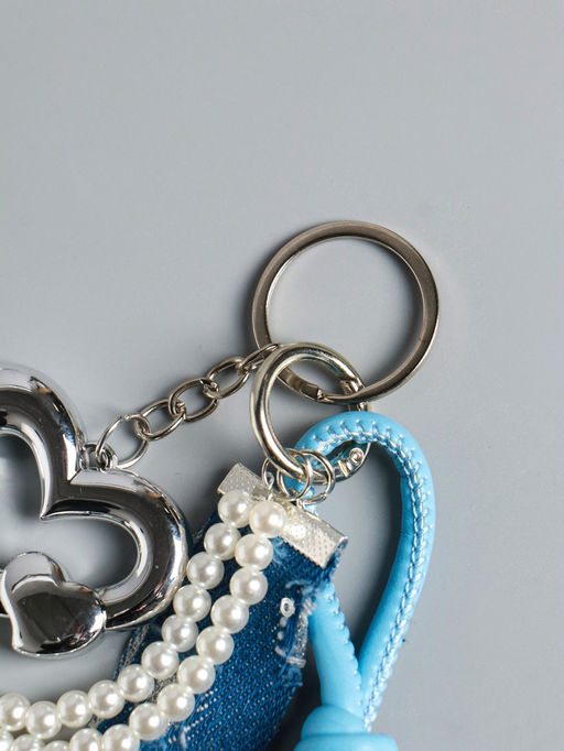 Брелок для ключей на карабине с джинсовым ремешком «Сердце и нить жемчуга», бусины d=0.5 см, на сумку, рюкзак, 18×4.8×2 см