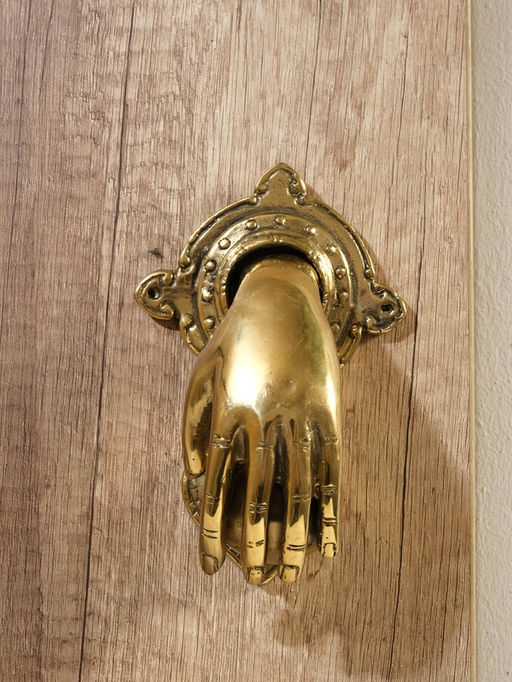 Дверной молоток "Рука с шаром" 10х16х7 см