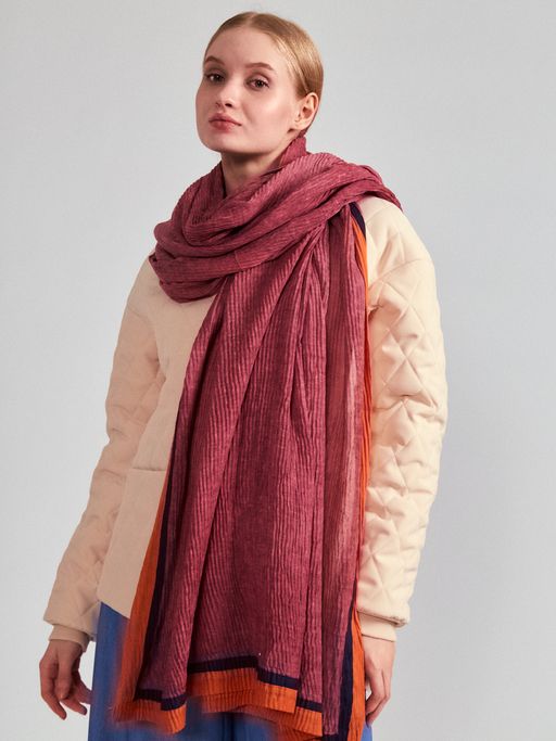 Большой, двусторонний однотонный палантин из жатого полотна.