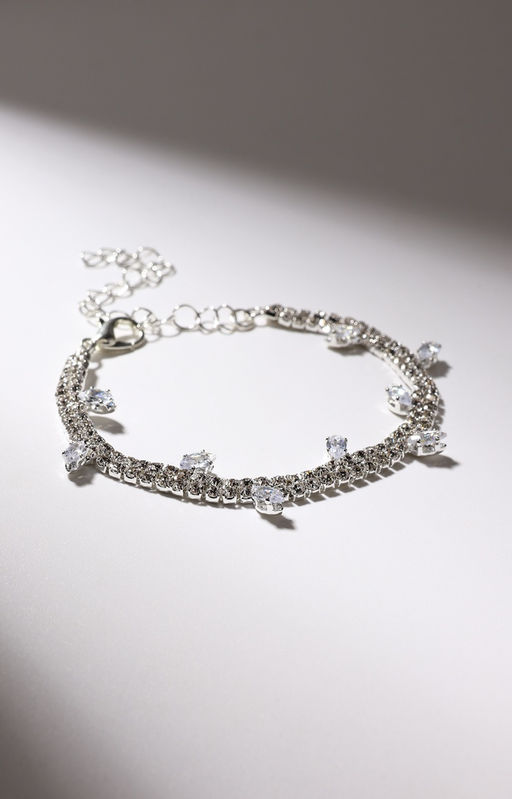 Браслет со стразами «Амелия» лепестки на толстой нити, цвет белый в серебре, 23 см