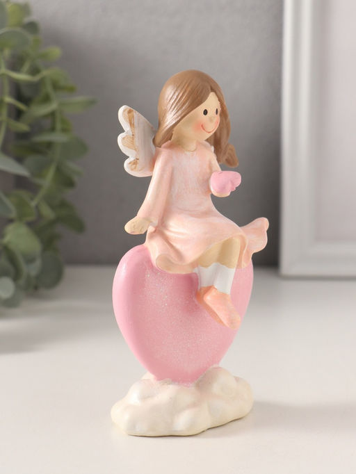 Фигурка полистоун Малышка-ангел в розовом платье сидит на большом сердце, 6.5?5?13 см