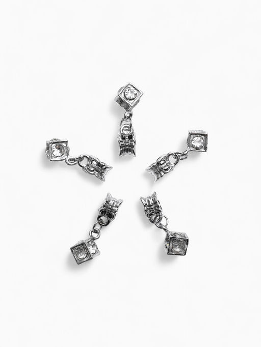Цена за 5 шт. Шарм подвеска «Кубик», белый в серебре