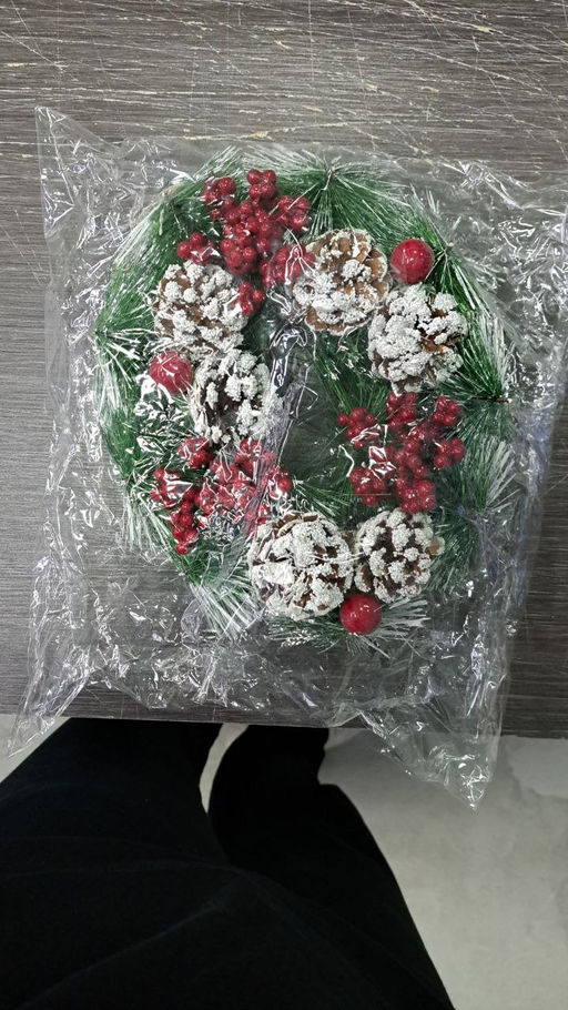 Новогодний венок с шишками и красными ягодами