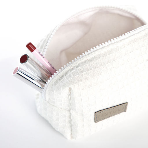 Косметичка женская на молнии TEXTURA, объёмная, маленькая, вафельная текстура, мягкая, белая  фото 3
