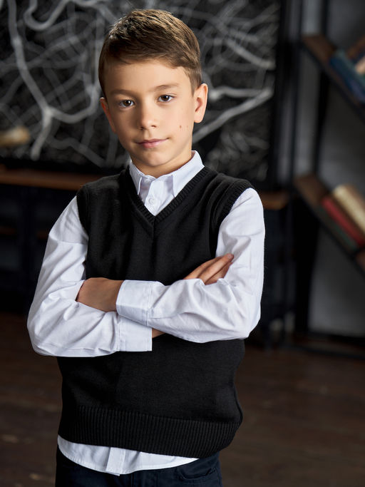 Черный вязаный жилет для мальчика