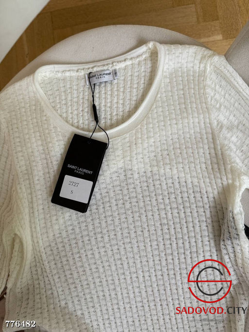 Женская кофта с открытой спиной