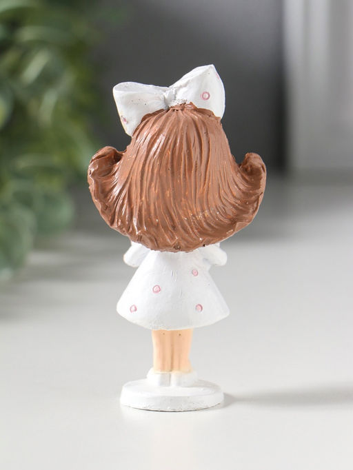 Фигурка полистоун «Девочка с большим бантом в волосах, держит сердце», 4.7×3×9 см