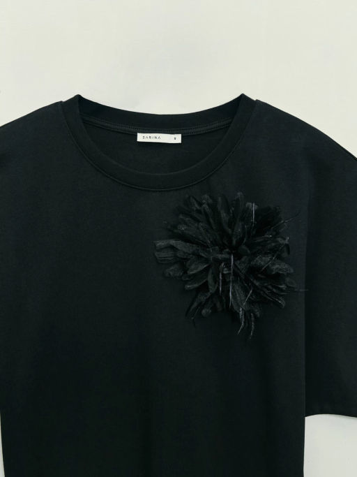 Футболка с брошью из перьев / Zarina