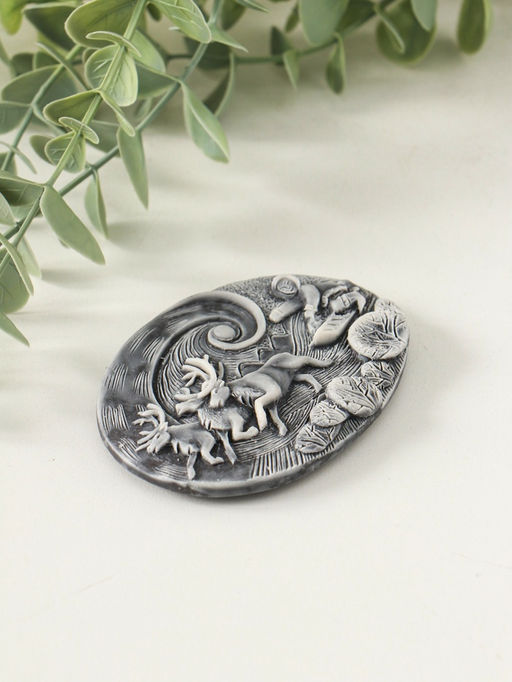 Магнит "Погонщик оленей на фоне северного сияния (барельеф)" 6 см