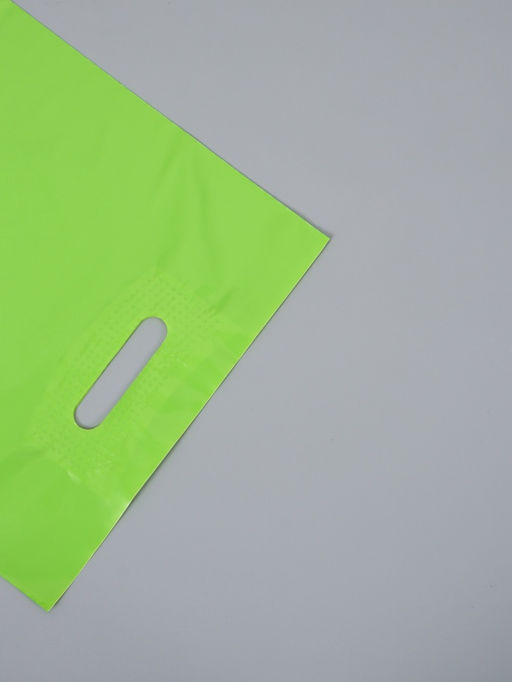 Цена за 50 шт. Пакет полиэтиленовый с вырубной ручкой, Салатовый 30-40 См, 70 мкм