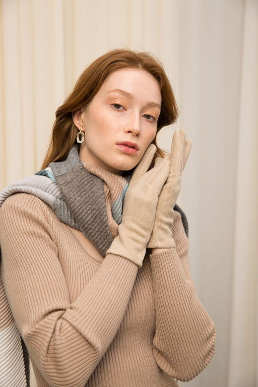 Перчатки с бархатистой поверхностью из полиэстера