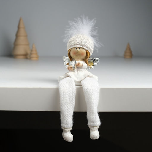 Фигурка полистоун Ангелочек в белом наряде, в шапке с пухом сидит, 6?4?15 см